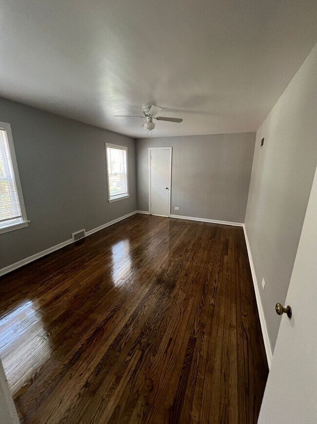 Foto del edificio - Charming 4-Bed, 2-Bath Home with Modern Up...
