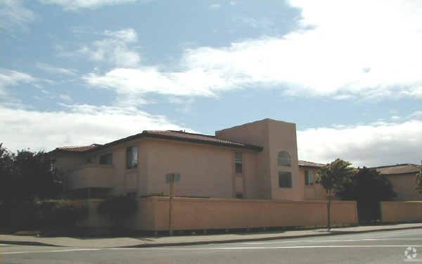 Building Photo - Casa Linda Apartments