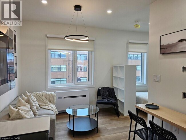 Photo du bâtiment - 268 Oakdale Ave