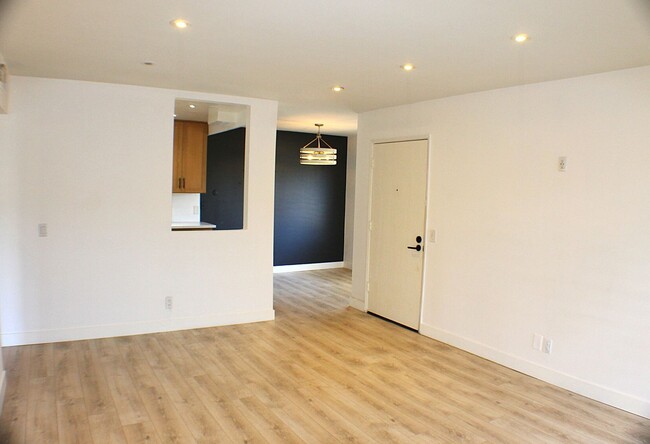 Building Photo - 1 bedroom Meadow Lane Condo available for ...