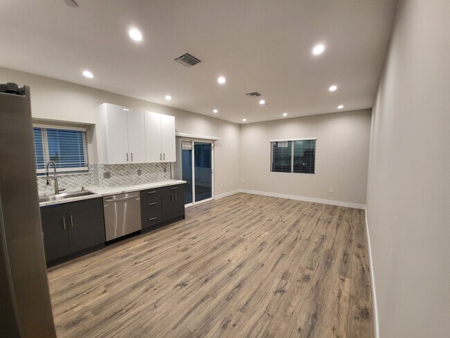 Building Photo - 10941 Nettleton St