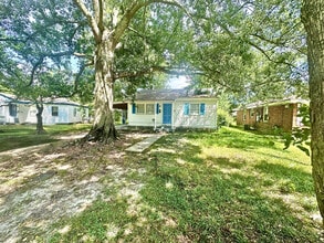 Building Photo - 106 Rosewood Cir