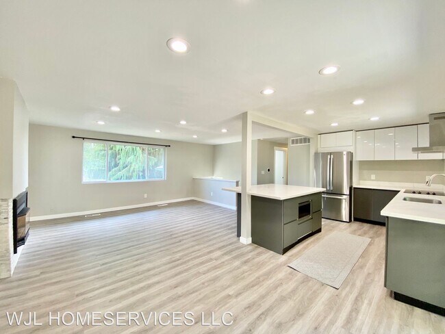 Building Photo - 5 br, 2 bath House - 15834 SE 4th St