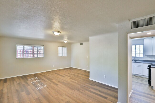 Building Photo - 144 E Vista Del Cerro Dr