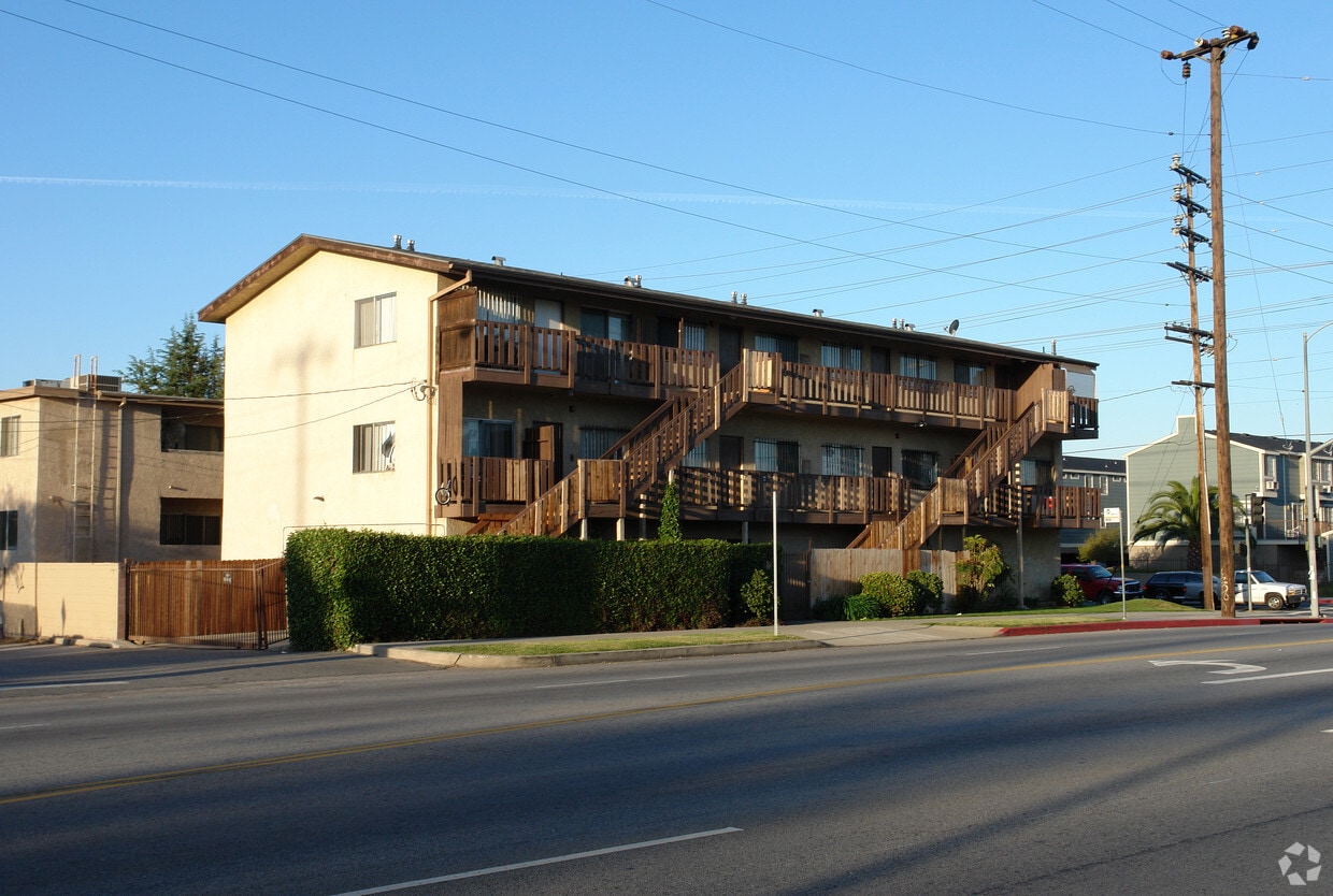Primary Photo - 15656 Saticoy St