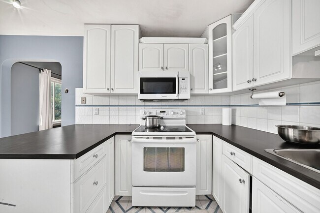 Building Photo - 2216 Victoria Crescent NW