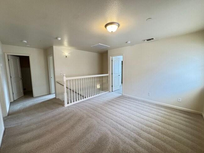 Foto del edificio - 3 bed 2.5 ba townhouse - Yuba City
