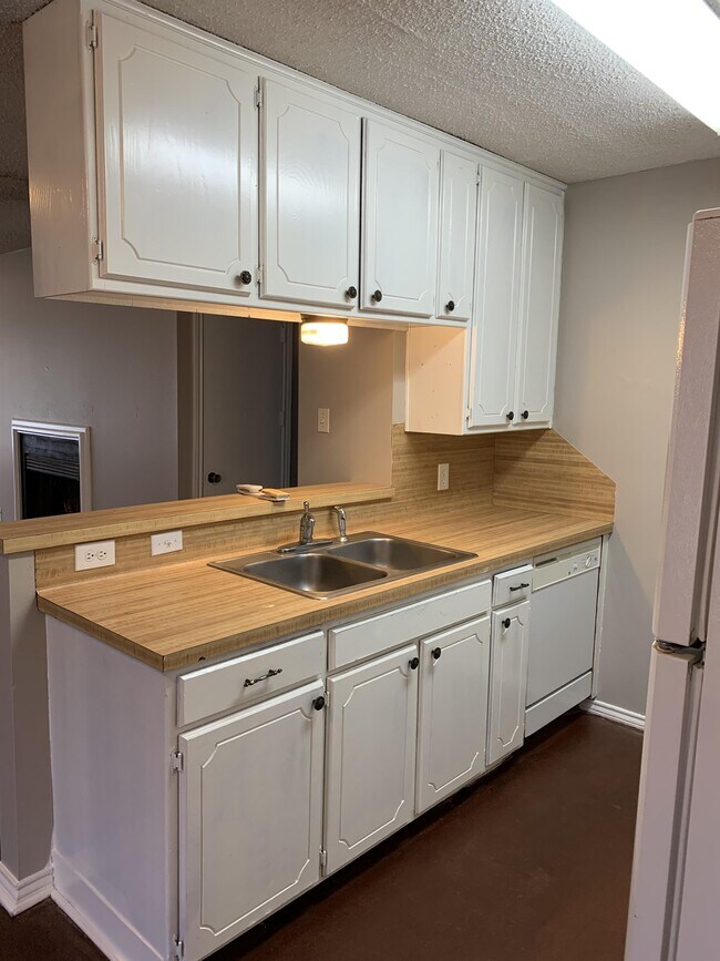 Building Photo - 3755 Oak Hill Dr