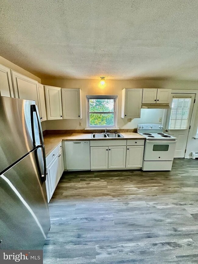 Building Photo - 602 E Maple St