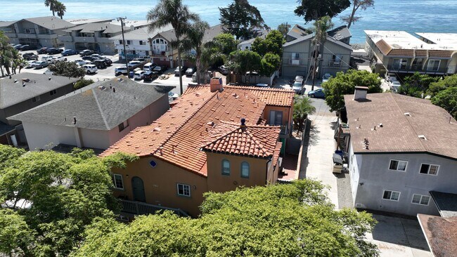 Building Photo - 6636 Del Playa Dr