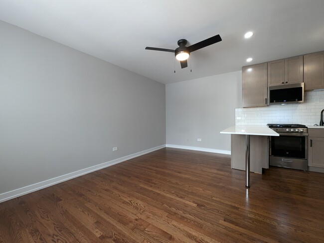 Building Photo - 524 W Oakdale Ave
