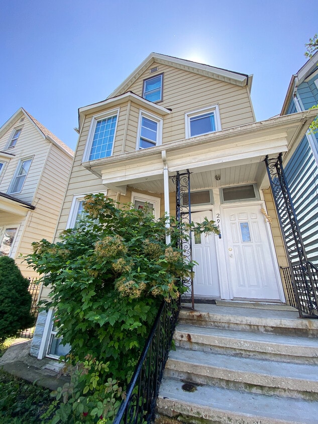 Primary Photo - 2943 N Allen Ave