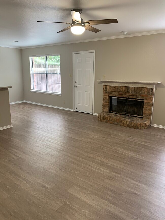 Sala de estar con chimenea de leña - 129 Wildwood Ct