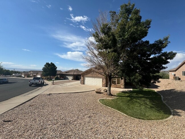 Building Photo - FOUR BEDROOM!! Clean with NO neighbors behind!!