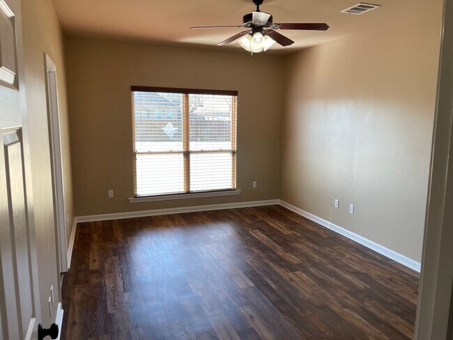 Building Photo - Move In Ready Rental in Gonzales!