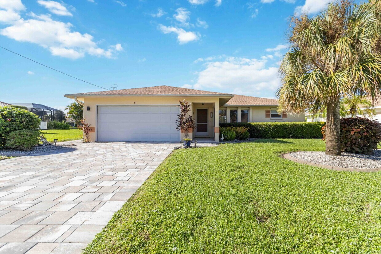 Foto principal - "Fully Furnished 3-Bedroom, pool home in R...