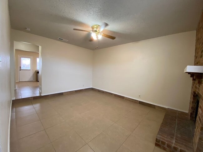 Building Photo - AVAILABLE NOW 2 BED 1.5 BATH TOWNHOME IN K...