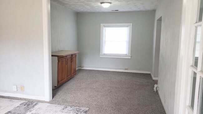 Building Photo - Super cute Cottage