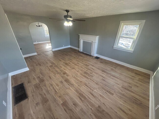 Foto del edificio - Charming 3-bedroom, 1-bathroom house located in Vine Grove, KY.