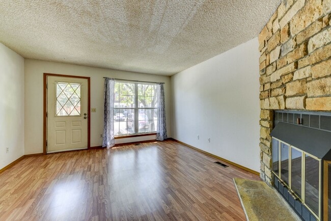 Building Photo - Beautiful 2 bed 2 bath townhome with carport in desirable Hearthwood Neighborhood With Pool!!
