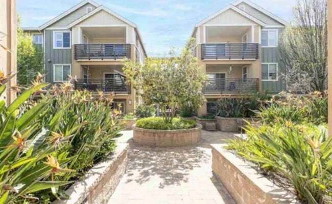 Foto del edificio - 4463 Hyde Cmn