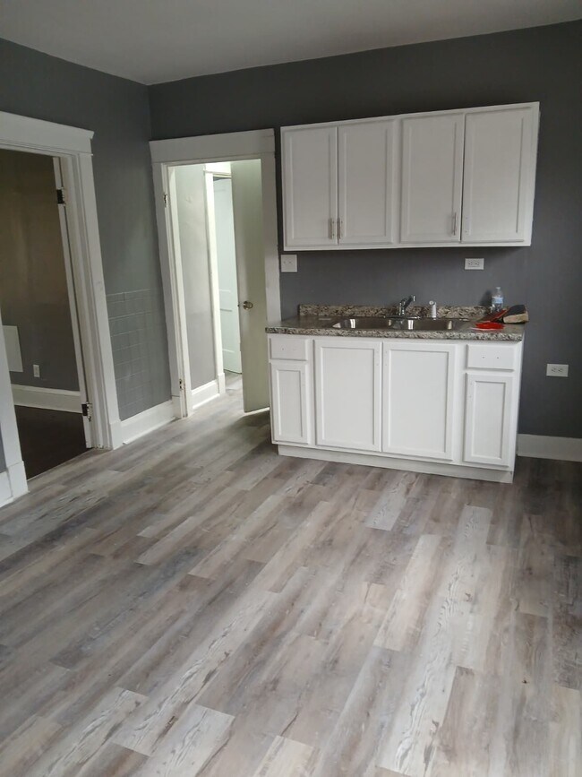 Building Photo - 713 E 156th St