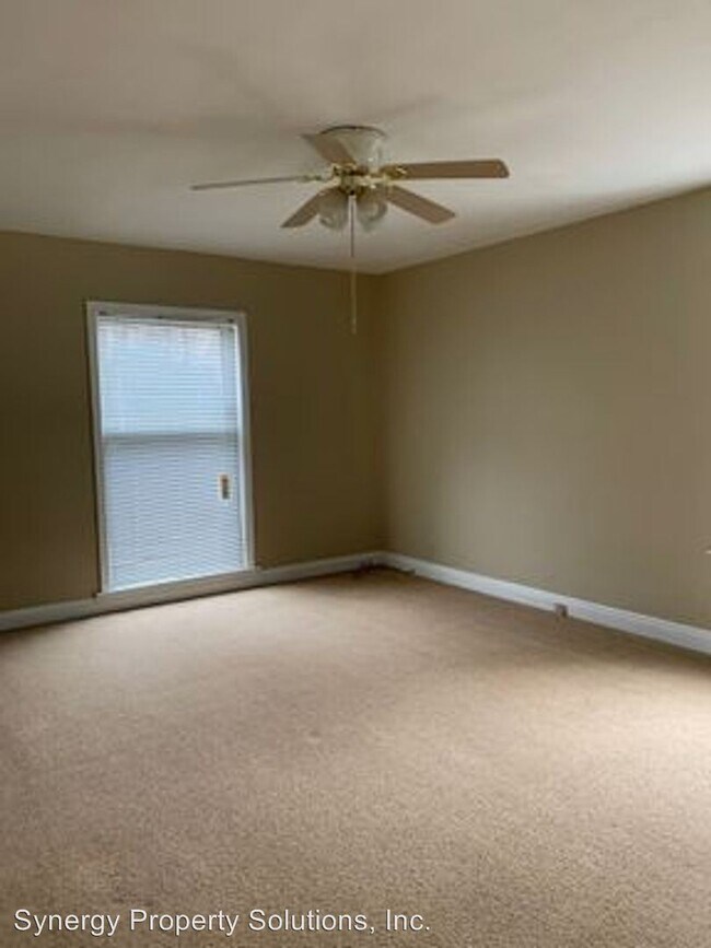 Building Photo - 560 W Townview Cir