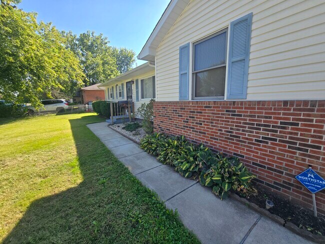 Foto del edificio - 835 E Edwards Ave