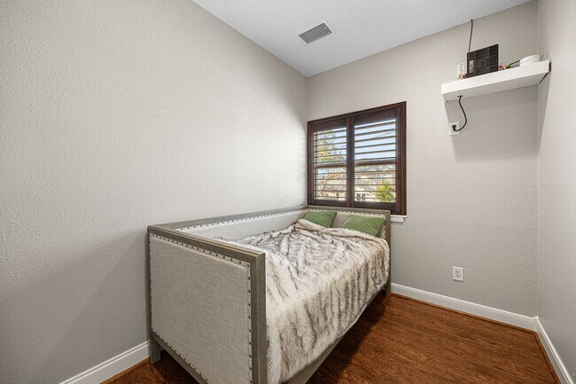 Building Photo - 202 E 7th St