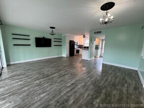 Building Photo - 721 Lori Dr