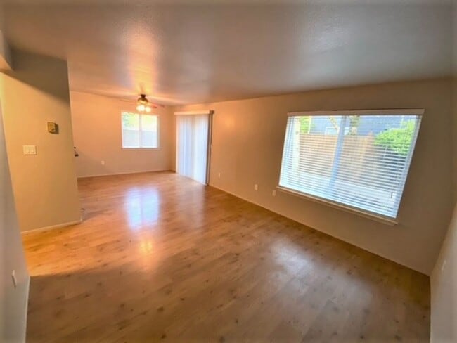 Foto del edificio - Brand New Remodeled 3 Bedroom 2.5 Bath  2 Car Garage