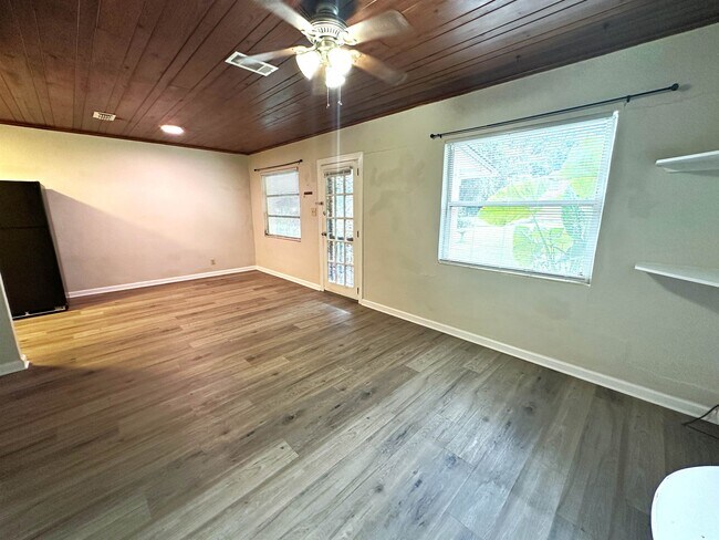 Foto del edificio - 1411 McCauley Rd