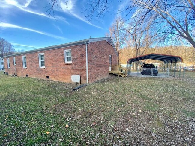 Building Photo - Old Fort Rental