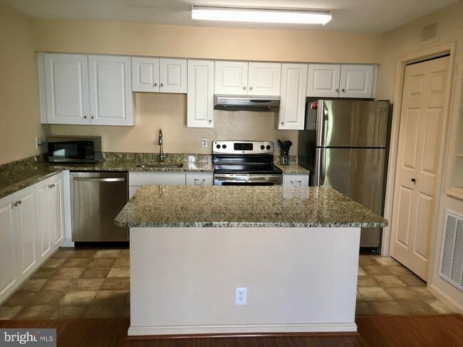 Building Photo - 3306 Wyndham Cir