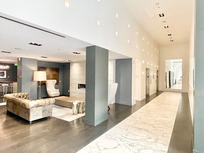 Foto del edificio - Full Service Luxury Living w/City Views, In Unit Laundry, PET OK – PROGRESSIVE