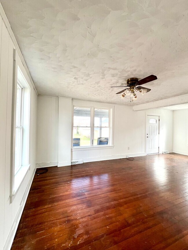 Building Photo - Spacious 3BR Home with Large Yard, Private Driveway & Storage