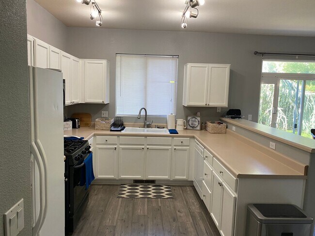 Building Photo - Walking Distance to neighborhood schools a...
