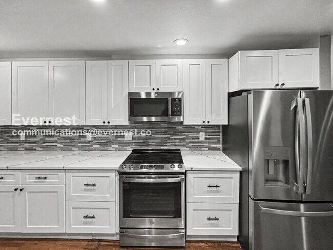 Foto del edificio - Comfort Meets Community in Centennial with 2 Car Garage / 3 beds & 3 baths / Coming Soon!