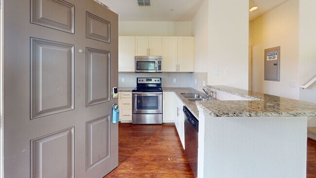 Building Photo - Beautiful 4bed/3bath Townhome FOR RENT in ...