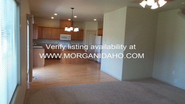 Building Photo - Lochsa Falls home w/ 3-car garage, gas fir...