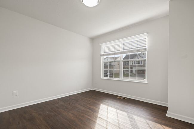 Building Photo - 851 Orwell St