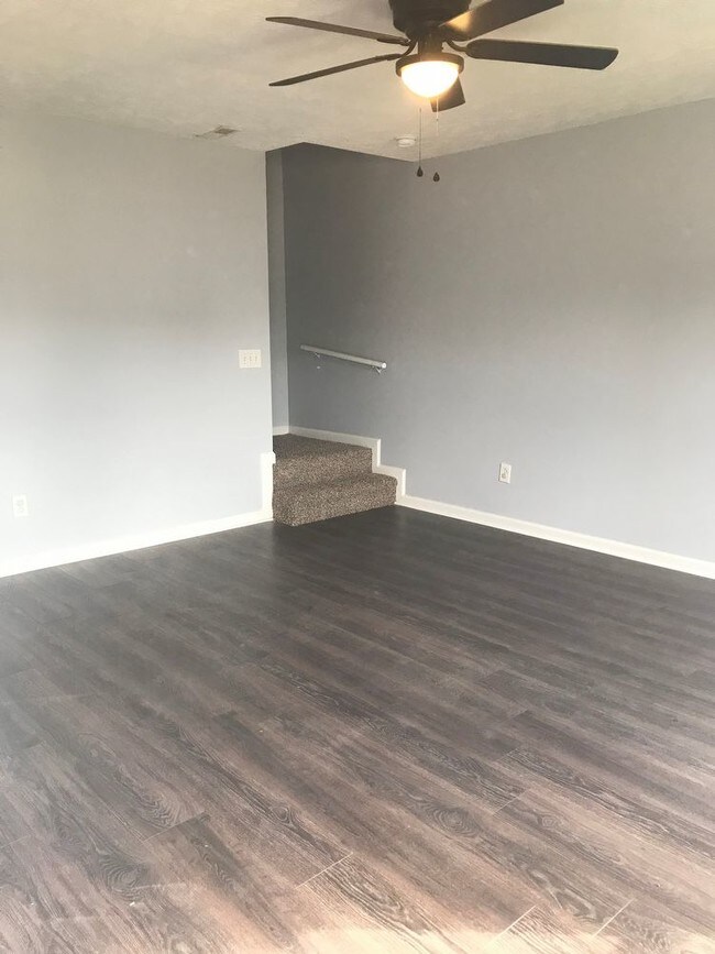 Building Photo - 215 Mallow Dr