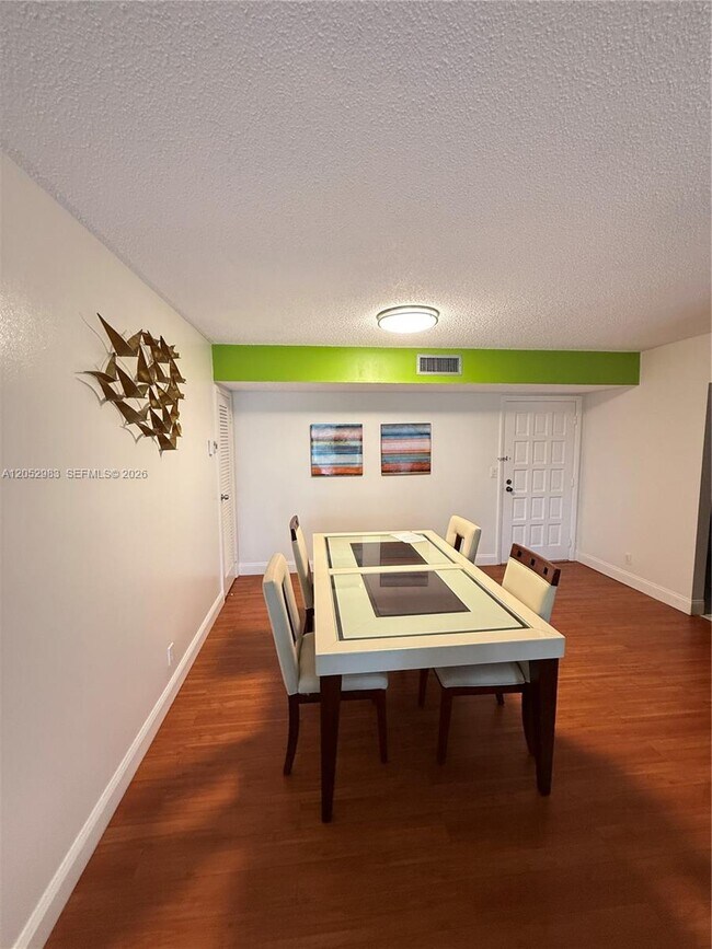 Foto del edificio - 5961 N Falls Cir Dr