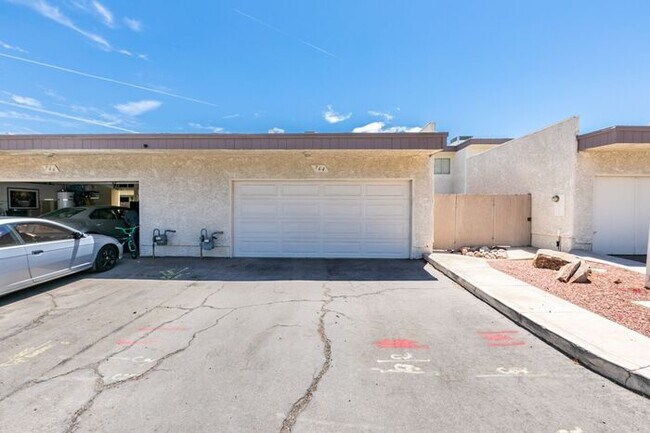 Building Photo - 2 bedroom 2 story townhouse near Horizon D...