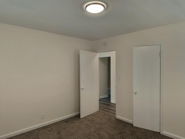 Foto del edificio - 807 E Happy Hollow Dr