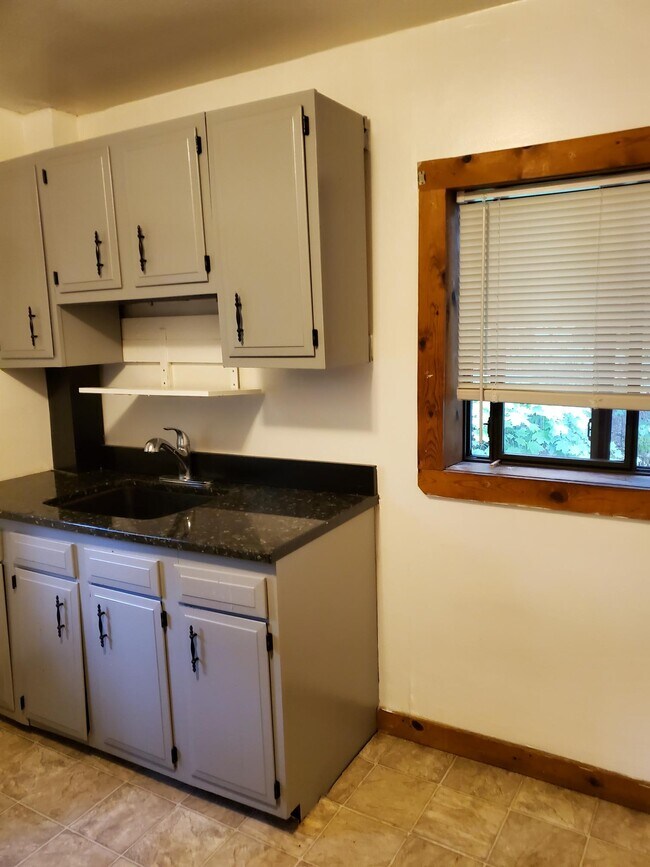 Building Photo - 4 Smith St