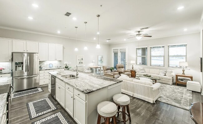 Foto del edificio - Upscale Modern Townhome nestled in the   G...