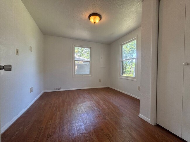 Building Photo - Cozy 2 Bedroom house for Rent Just minutes...