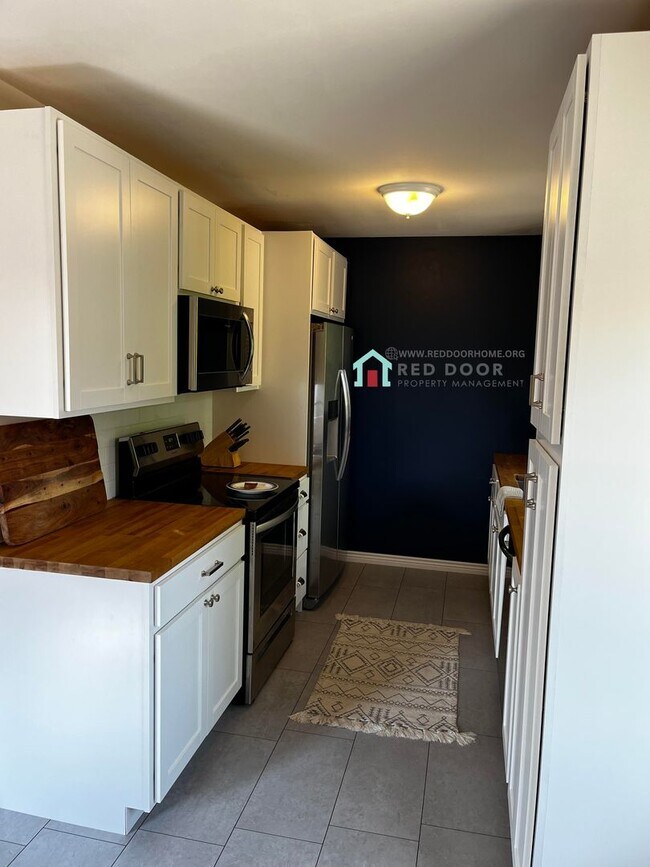 Foto del edificio - "Newly Renovated 3-Bedroom, 1-Bathroom Hom...