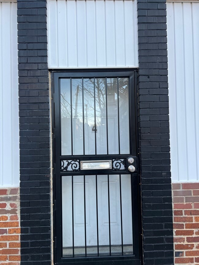 Puerta principal - 818 Whitelock St